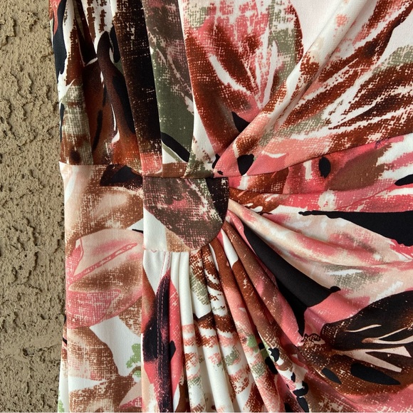 Tropical/Floral Wrap Style Dress ⭐️ Very Flattering Fit - Picture 4 of 9